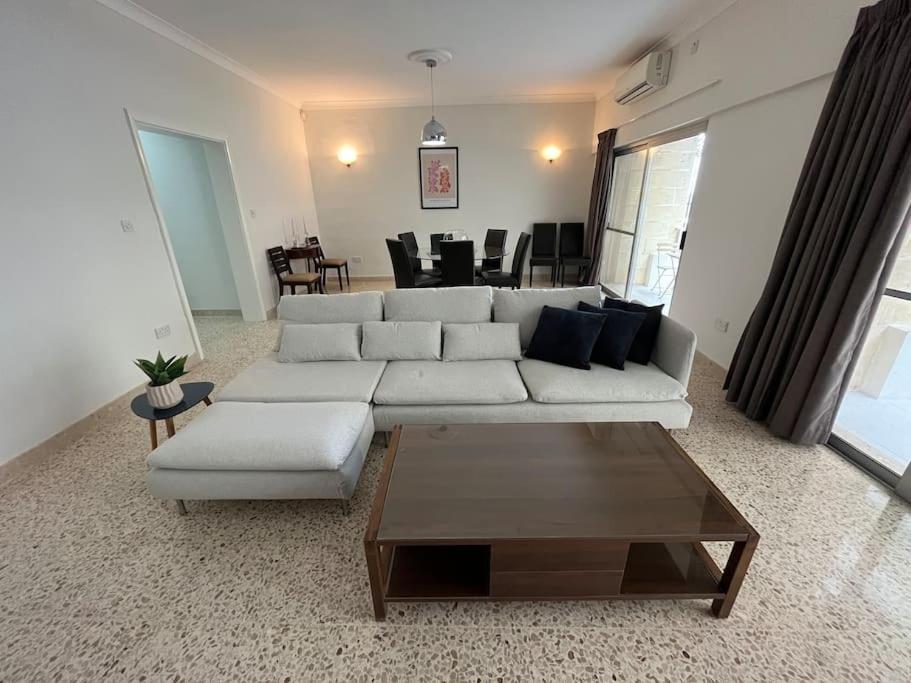 Seaview 3 Bedroom Apartment In סליאמה מראה חיצוני תמונה