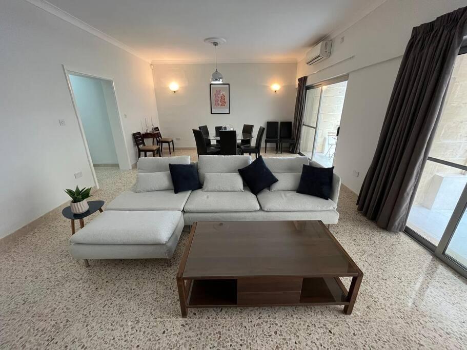 Seaview 3 Bedroom Apartment In סליאמה מראה חיצוני תמונה